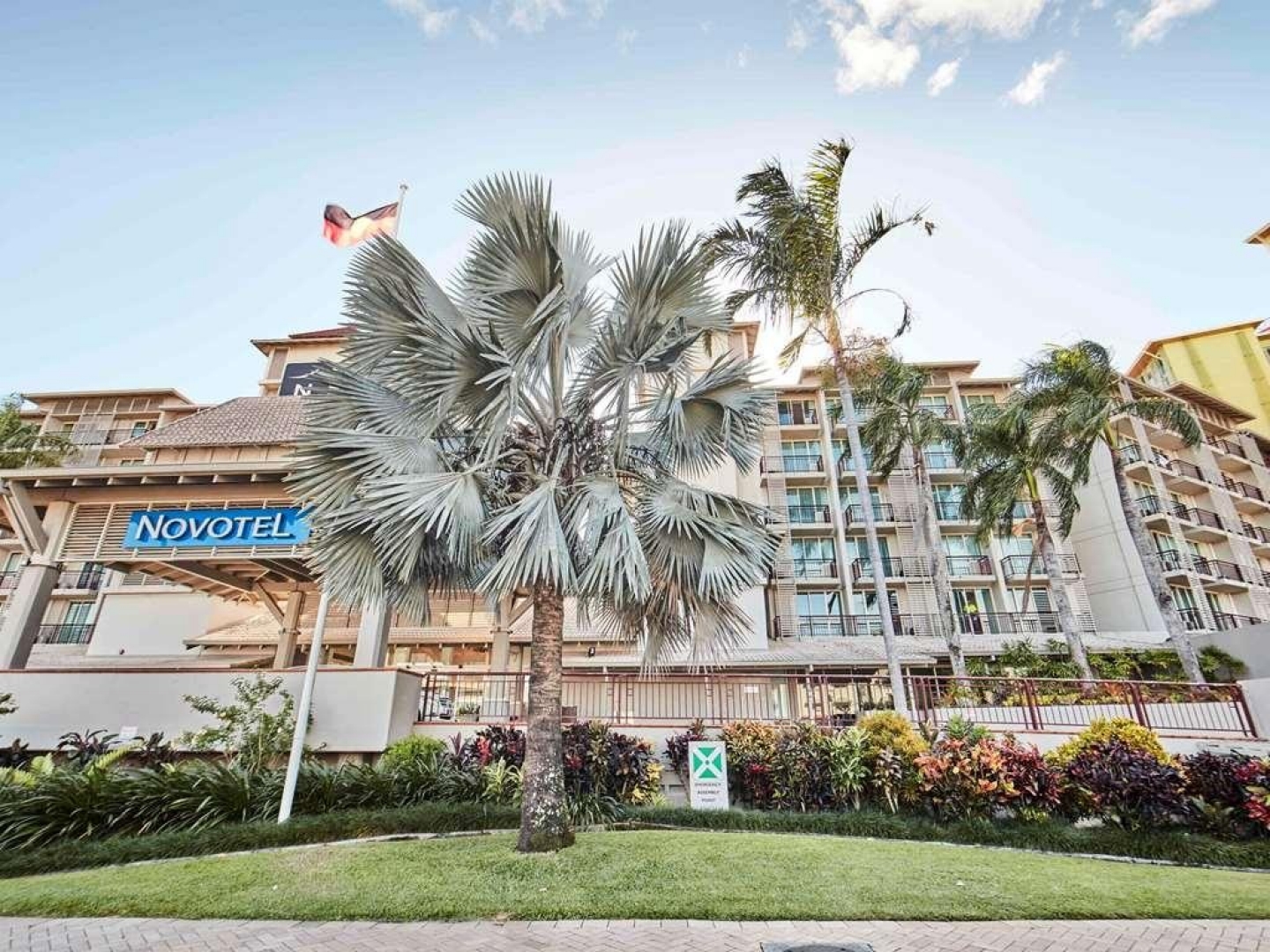novotel-cairns-oasis-resort-front-facade_wide.jpg