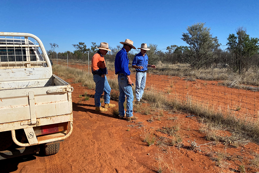 Dick O’Connell, right, Wombula Station, explains the construction of his privately funded exclusion fence to
Council’s Rural Lands Officer James Theuerkauf and Thargomindah Station owner, Adam Klein
